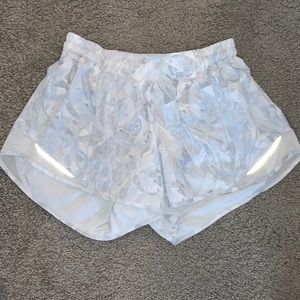 lululemon hotty hot shorts in size 8 tall